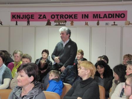 Okrogla miza Otrok v rejništvu = otrok med dvema družinama 13